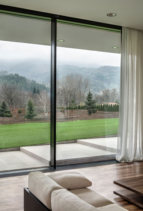 Casa din piatră – rafinament şi eleganţă! Designul unic şi amplasamentul o fac o raritate! Cum arată la interior