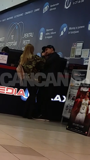 Imagini absolut şocante cu o cunoscută cântăreaţă. Şi-a igienizat nazal iubitul DIRECT într-un magazin!