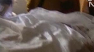 VIDEO Crede ca inca traieste! O femeie sta cu cadavrul fratelui in casa!