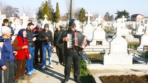 Show anti-pitipoance in cimitir! Sorin Necunoscutu le-a declarat razboi femeilor perverse, dintre morminte!