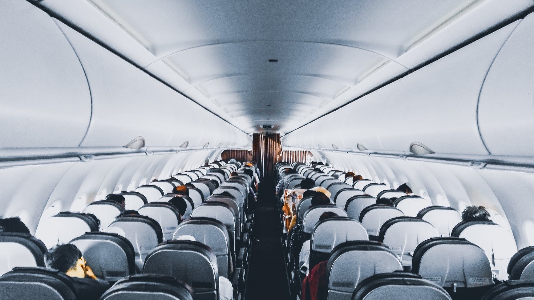 Un pasager al avionului Blue Air care s-a depresurizat a făcut dezvăluiri despre momentele de panică prin care a trecut: ”Se simțea un aer închis, ușor încins”