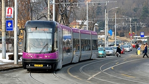 Două persoane din Cluj care așteptau tramvaiul în stație, lovite de o mașină condusă de un începător