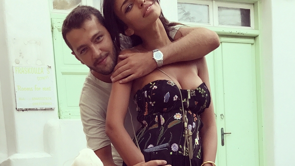 Mădălina Ghenea, pictorial ad-hoc cu iubitul în Mykonos! Atingerile şi săruturile pasionale au fost nelipsite