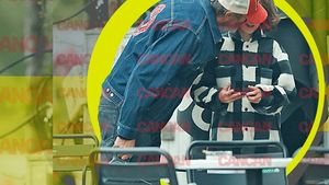 Primele imagini cu celebrul bucătar, alături de băiețelul lui, după întoarcerea de la fimările Asia Express!  Emoționant! L-a sărutat pe obrăjori!