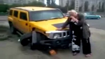 VIDEO de senzatie! O blonda beata moarta plange pe capota unui Hummer dupa ce l-a facut zob intr-un accident!