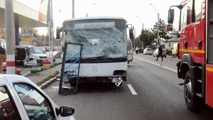 Accident rutier grav, la Bacău în care a fost implicat un autobuz cu pasageri