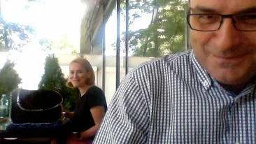 Mindruta, prietenul vedetelor! Vezi reactia lui hilara cand s-a trezit langa Andreea Esca! OMG, OMG, OMG! Esca mananca snitel la o masa de mine!