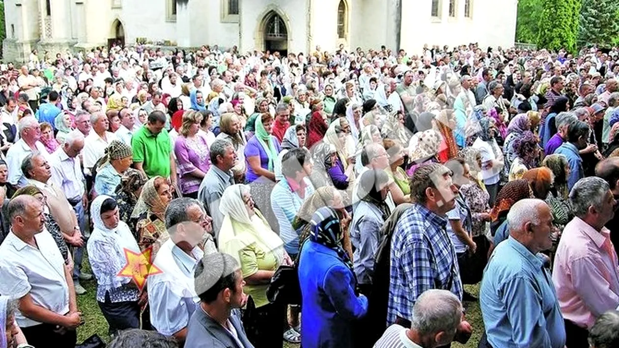 Credinciosi din toata tara s-au adunat la Suceava! 10.000 de oameni la slujba de Sanziene
