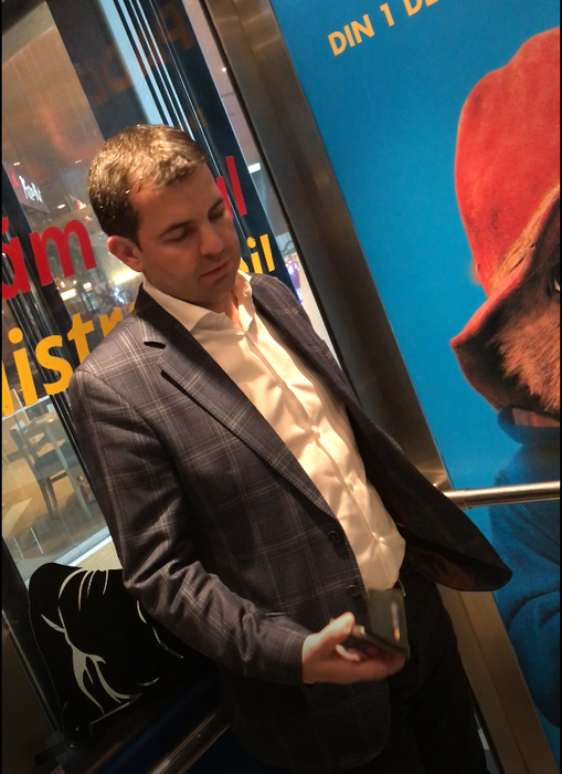 Daniel Constantin îşi verifică mesajele, în lift