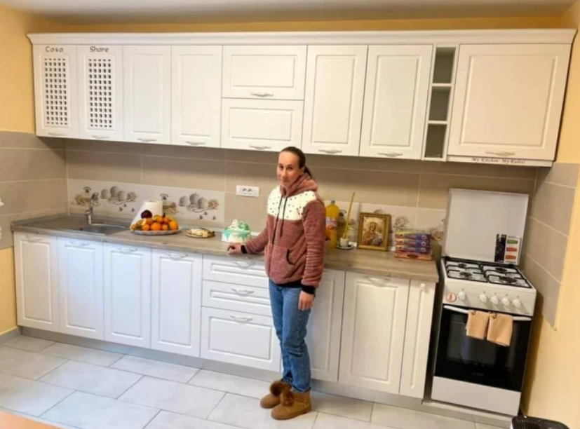 Diana, tânăra de 23 de ani care a rămas văduvă cu doi copii s-a mutat în casa construită din donații: ”Noi trebuie să fim lângă ea”