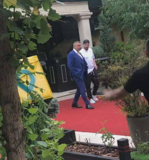 Cosmin Olăroiu a coborât la costum din Rolls și a dat bacșiș 50 €!