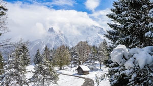 Strat de zăpadă de peste 35 de cm în martie 2026. Nou cod portocaliu de ninsori în România