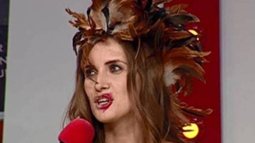 Credeai ca nu ne mai poate soca cu nimic?! Te-ai inselat. Vezi ce brad CIUDAT si-a facut Iulia Albu! "Fiinta asta nu e zdravana!"
