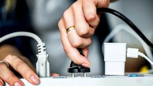 Cele 3 electrocasnice care consumă cel mai mult curent noaptea, dacă sunt uitate în priză. Aceștia sunt "vampirii" energetici nocturni