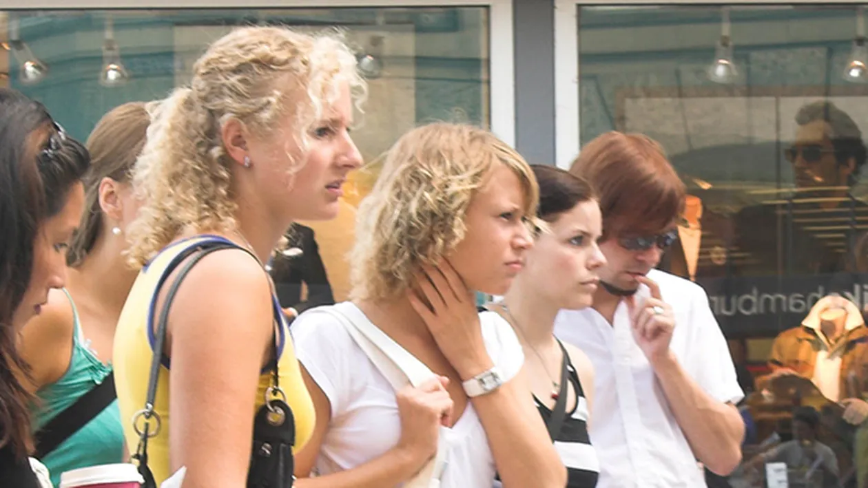 Trecatorii s-au frecat la ochi cand au vazut ASTA! Toti au ramas uimiti cand au vazut ce are in masina