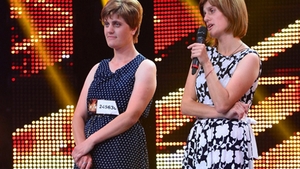Imagini terifiante de pe patul de spital! Mi-am rupt piciorul la XFactor!” Gemenele de la Chisinau acuza grav producatorii de la A