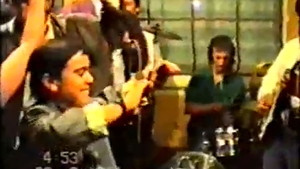 VIDEO Uite cum arăta Adi Minune la începuturile carierei sale! Avea chică şi purta un sacou cu câteva numere mai mare