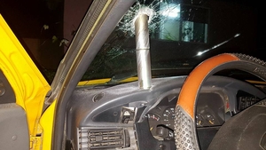 Un proiectil militar a căzut pe o maşină, în Craiova, direct în parbrizul unei mașini. Alte două proiectile, ridicate din același cartier