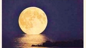 BANCUL ZILEI | Luna de pe cer