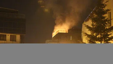 Arde, uite cum arde „cartierul miliardarilor“! Cum a fost petrecerea de la un banal grătar stinsă de pompieri