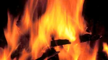 Si-a incendiat masina si firma pentru ca s-a certat cu fosta iubita