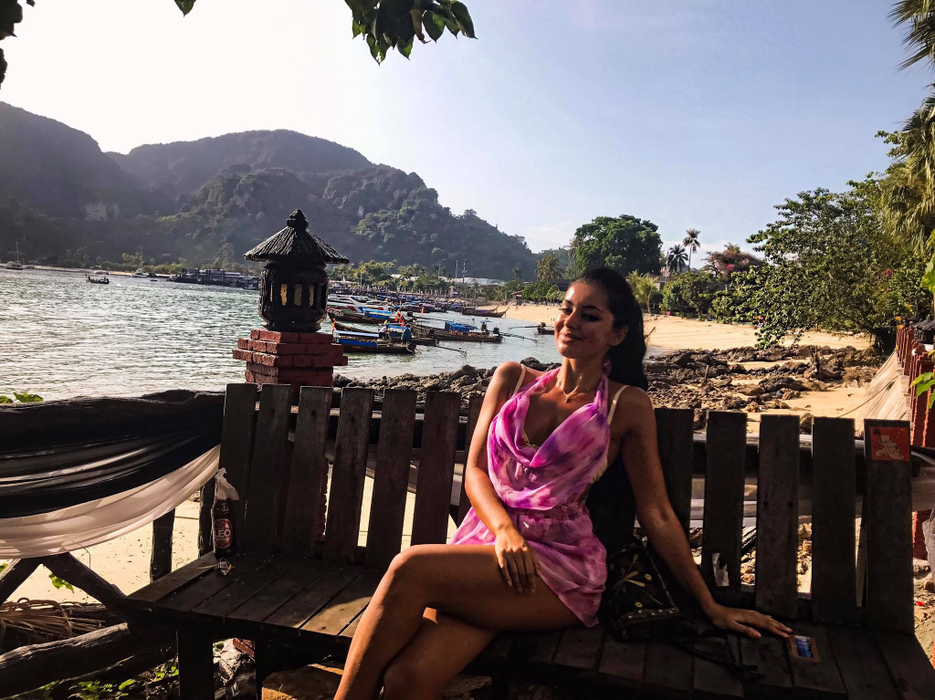 ELENA ex-MANDINGA, apariţie spectaculoasă în direct. Cât de mult a slăbit frumoasa brunetă când a fost în vacanţă!