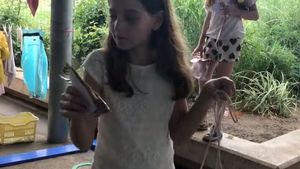 Cum arată fiica lui Irinel Columbeanu la serbarea de sfârşit de an. Tatăl ei a filmat-o în toiul petrecerii. E adorabilă!