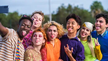 Ce nu mai au voie să facă tinerii: lucrurile considerate „cringe” în 2026