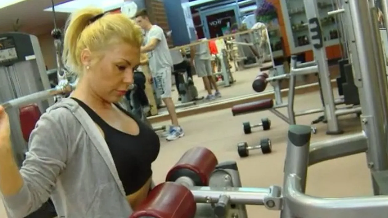 Blonda sufera la frumusete! Jasmine vrea sa-si gaseasca un barbat superior si perfect. Pentru asta se... infometeaza