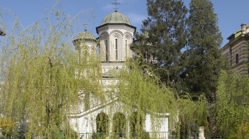 Bisnita in toata regula la o manastire din Bucuresti! Ce s-a ajuns sa se vanda pe fata in curtea unui lacas al Domnului!