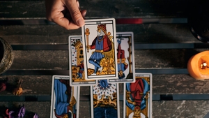 Cartea de Tarot de azi, 18 aprilie 2026. Nativii Berbec devin de neoprit: Regele de Bâte le confirmă că tronul îi așteaptă și ceasul bate