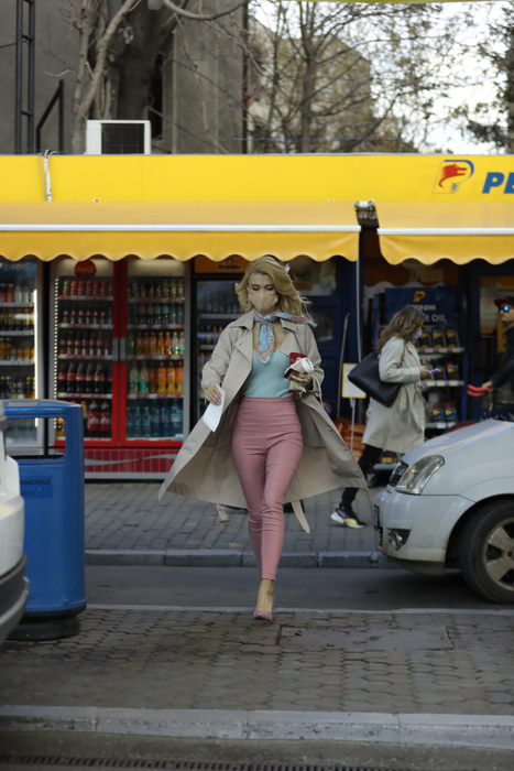 Andreea Bălan, impecabilă la benzinărie