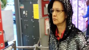 Maria Buza a confundat scena cu supermarketul! Vezi cum s-a imbracat actrita cand a iesit la cumparaturi!