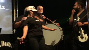Un celebru cântăreţ român a comis-o direct pe scenă. L-am filmat ”în acţiune”… Şi-a ciupit de sâni colega de trupă!