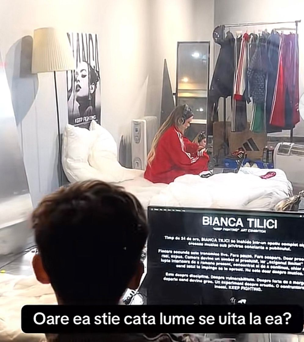 Artista din România care a stat închisă timp de 24 de ore într-o cameră, în văzul tuturor, pe Calea Victoriei: „Se opreau oamenii, băteau în geam”