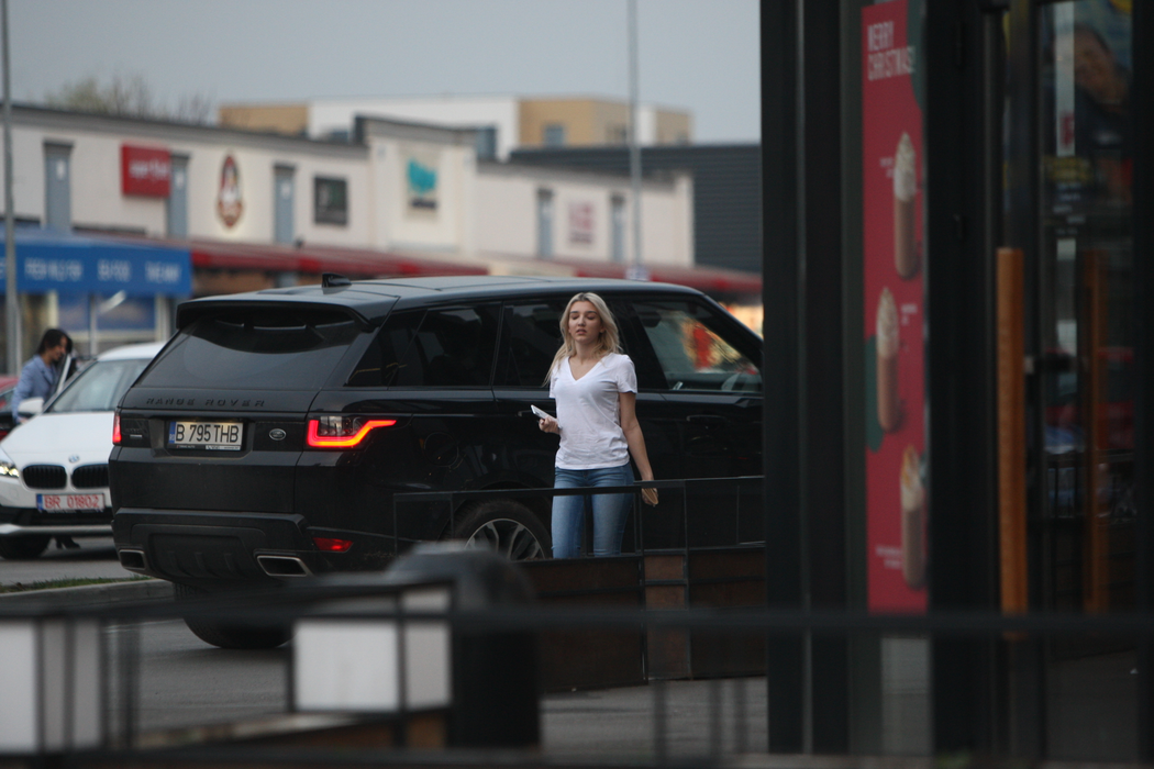 Alexandra Becali a coborât din mașină pentru a cumpăra două ape plate, pentru ea și sora ei