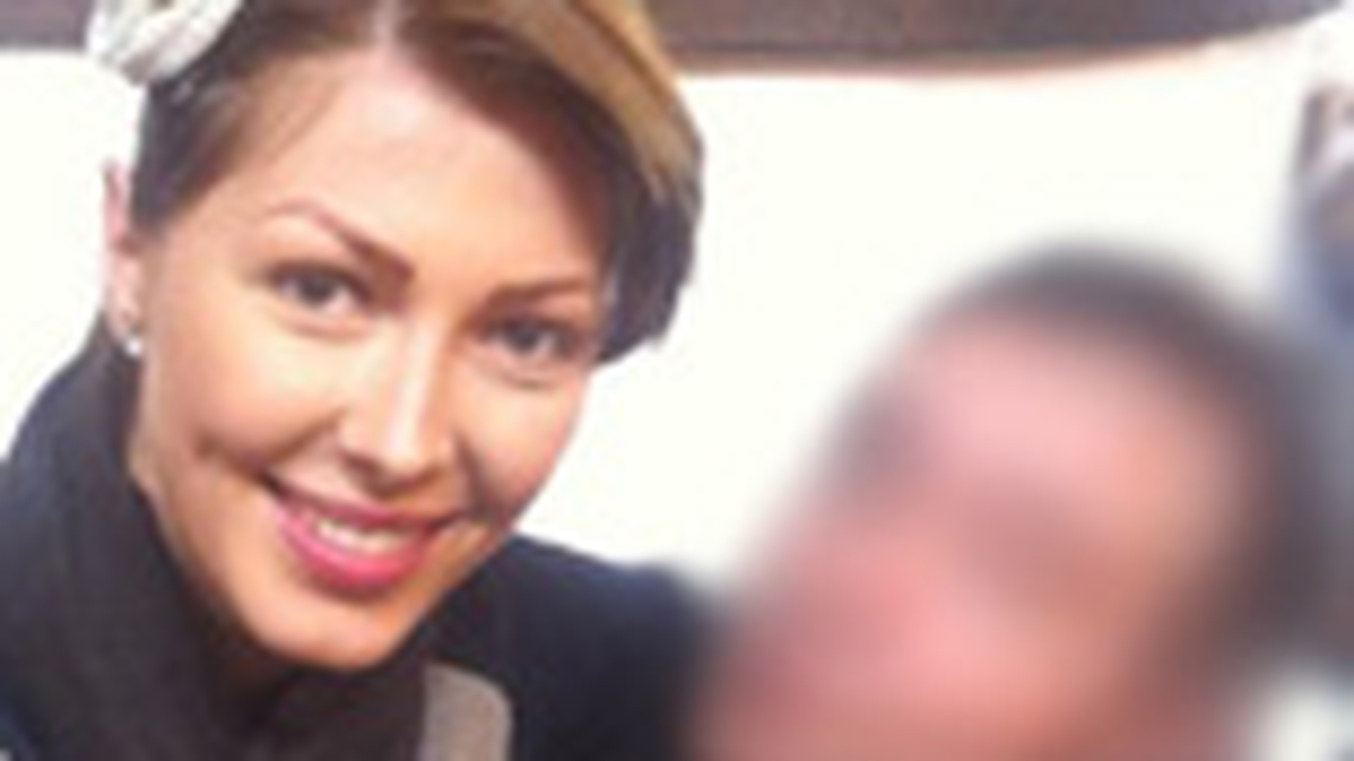 Uite cu cine se distreaza Ilinca Vandici langa semineu si la lumina lumanarilor!