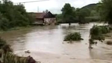 VIDEO Un barbat de 68 de ani din judetul Bacau a fost luat de viitura! Vezi aici ce judete au mai cazut prada inundatiilor!