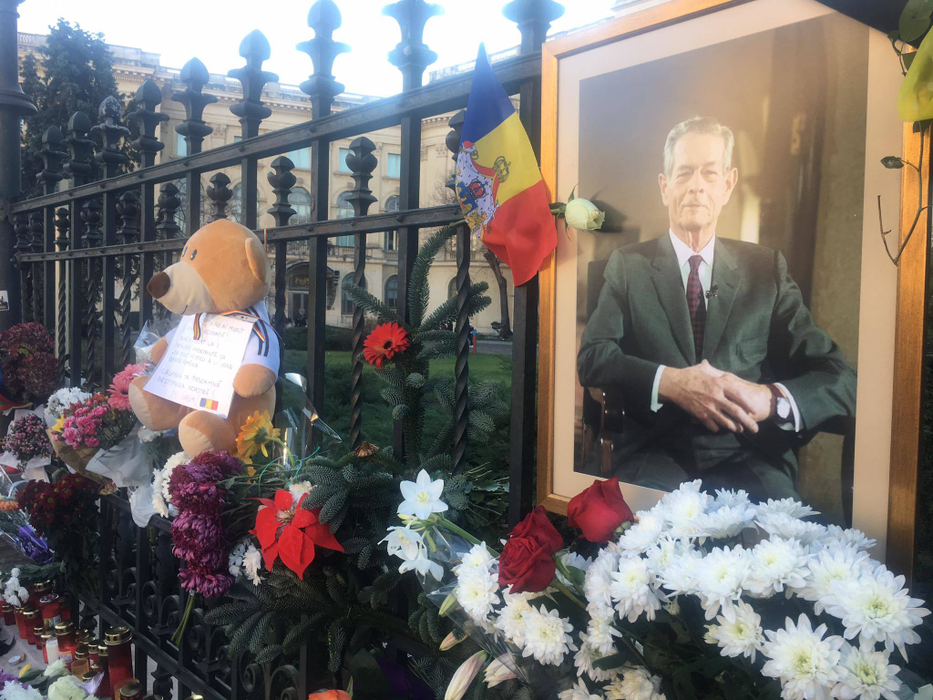 CANCAN.RO transmite LIVE de la Palatul Regal, locul în care va fi depus sicriul cu trupul neînsufleţit al Regelui Mihai! Imagini sfâşietoare
