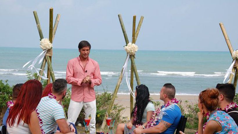 Imagini inedite cu doi concurenti de la o emisiune TV! Vezi cum se poarta in realitate cu iubita sa!