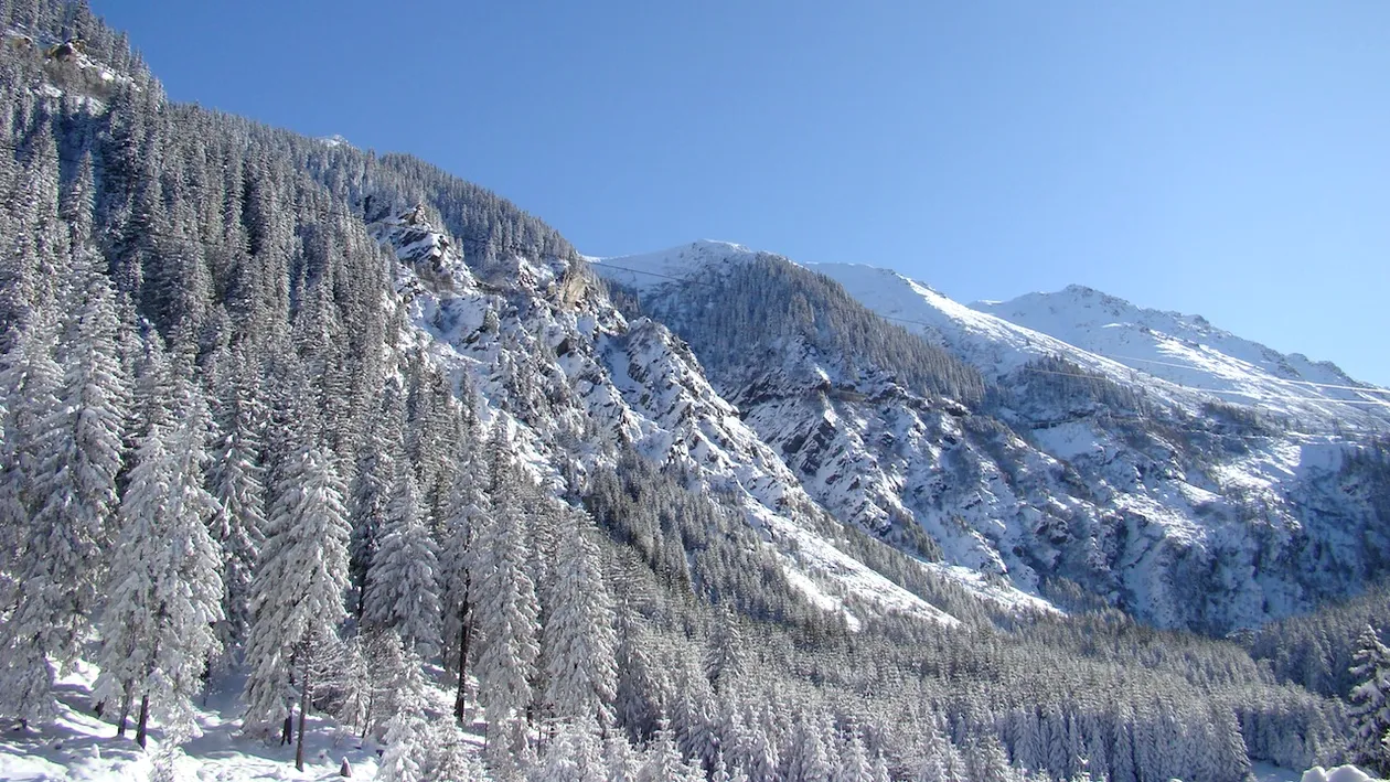 Patru turiști, blocați pe Transalpina după ce au mers pe un drum închis fără cauciucuri de iarnă