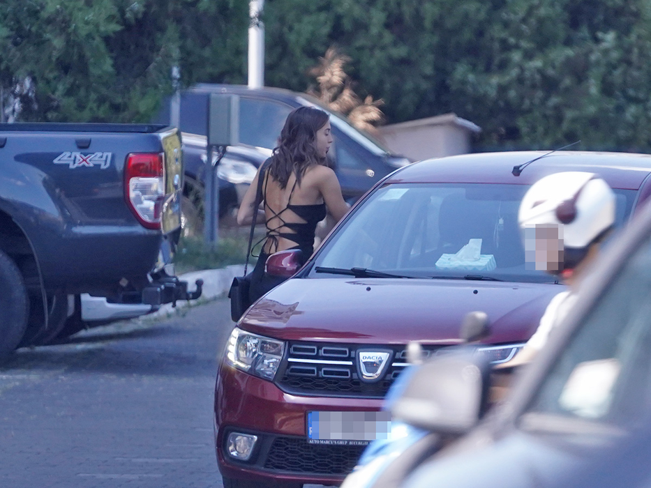 Teodora Stoica, urcând în mașina companiei de ridesharing / (Sursa: CANCAN.RO)