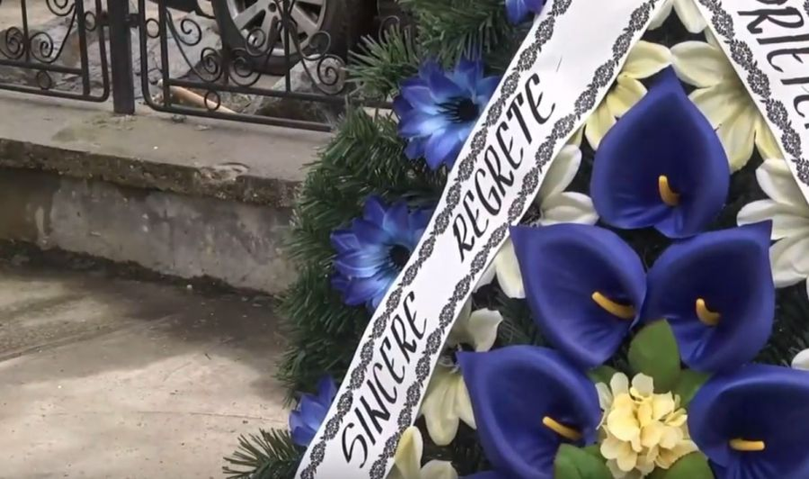 Imagini copleșitoare de la înmormântarea lui Dumitru Stroie. Ce mesaj au scris părinții cântărețului pe coroana de flori | FOTO & VIDEO