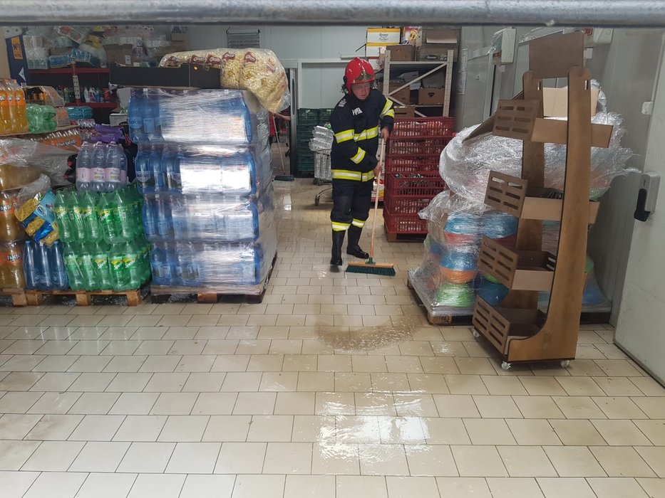 Inundație într-un spațiu comercial din Vâlcea