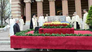 Procesiune la Târgoviște pentru încetarea pandemiei de coronavirus. Medicii au ieșit în fața spitalului și s-au rugat