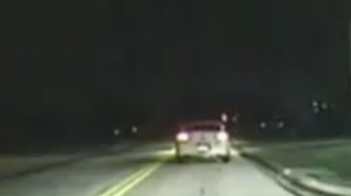 VIDEO Un american, prins cu droguri asupra lui, si-a abandonat copilul de sase ani, fugind de la locul faptei
