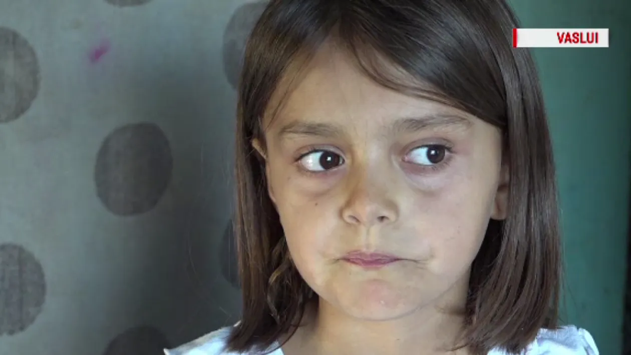 Au fost azi în vizită la Roxana, fetița din Vaslui care își dorea piure cu carne. Cum arată noua ei casă și cât de mult s-a schimbat micuța
