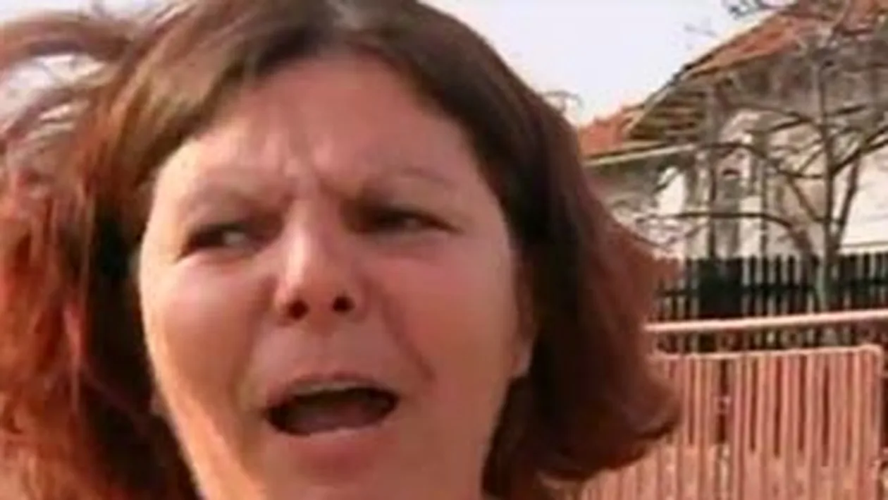 Scandal colosal intre baba care nu a fost violata cum trebuie si o vecina! Esti o curva, ai spart case si familii / Proasto, eu nu mananc pe pi**a ca tine!