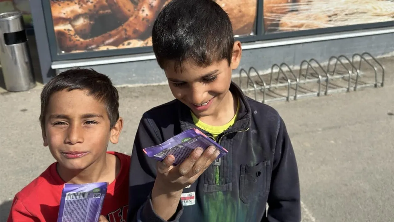 Povestea emoționantă a acestor doi cerșetori din Filiași. Stăteau pe bordură și așteptau ca cineva să le întindă un leu să poată lua 'ciociolată' pentru mama