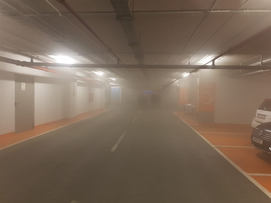 Incendiu într-un mall din Capitală. Mai multe echipaje de pompieri încearcă să stingă focul. Avem primele imagini